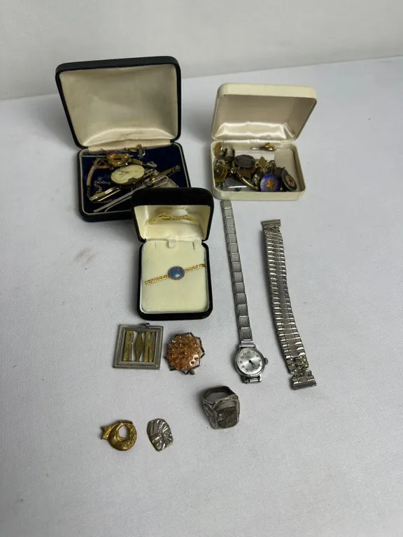 BOX VINTAGE PINS & JEWELRY