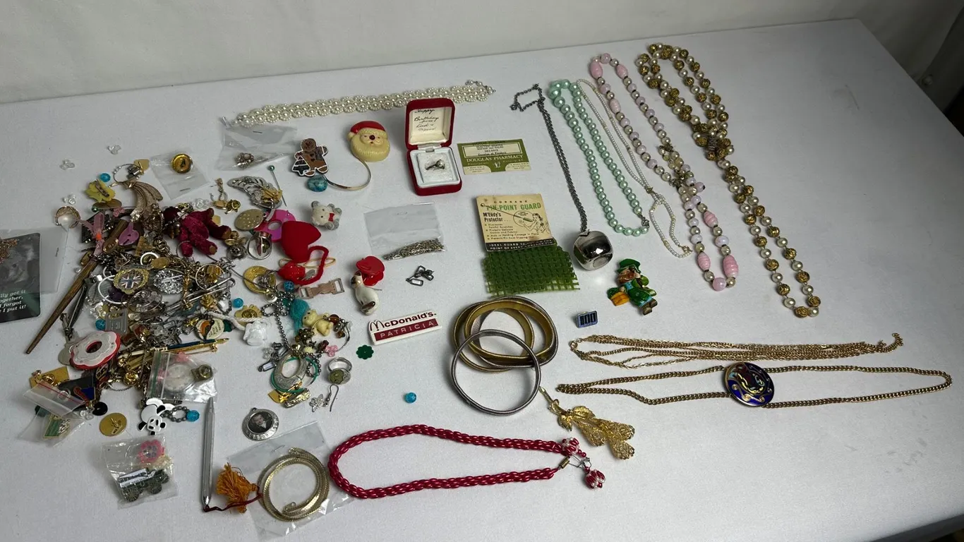 BOX VINTAGE JEWELRY