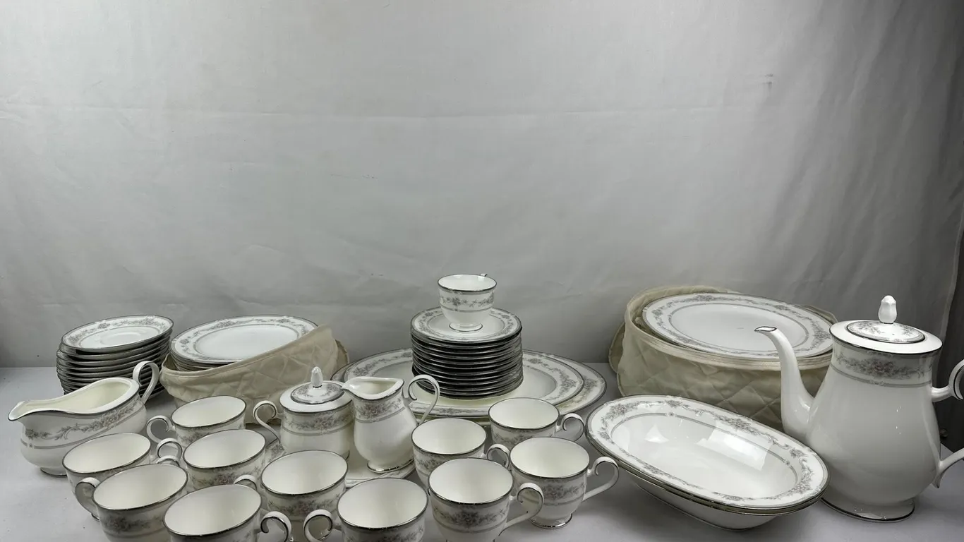 NORITAKE Rose Memento (Pattern 4728) fine porcelain dish set with serving pieces