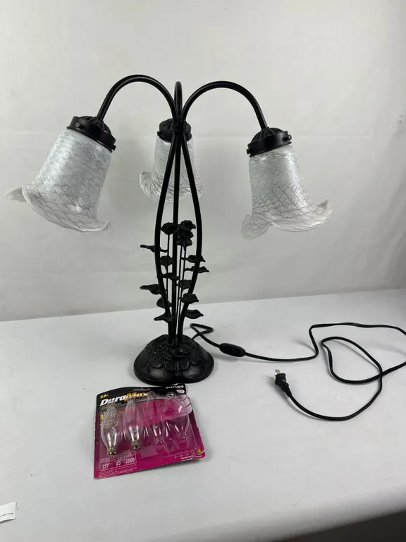 Tiffany-style Art Nouveau 3-Light Pond Lily Table Lamp