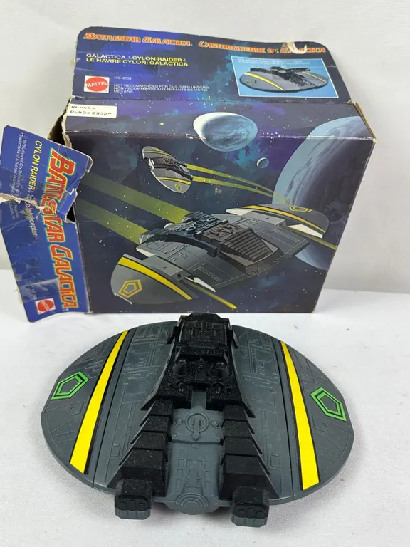 BattleStar Galactica Cylon Raider with box