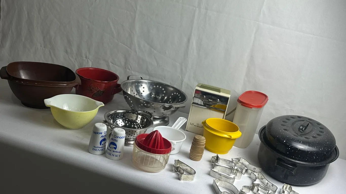 Kitchenware lot- Tupperware, Pyrex, Enamel Roaster