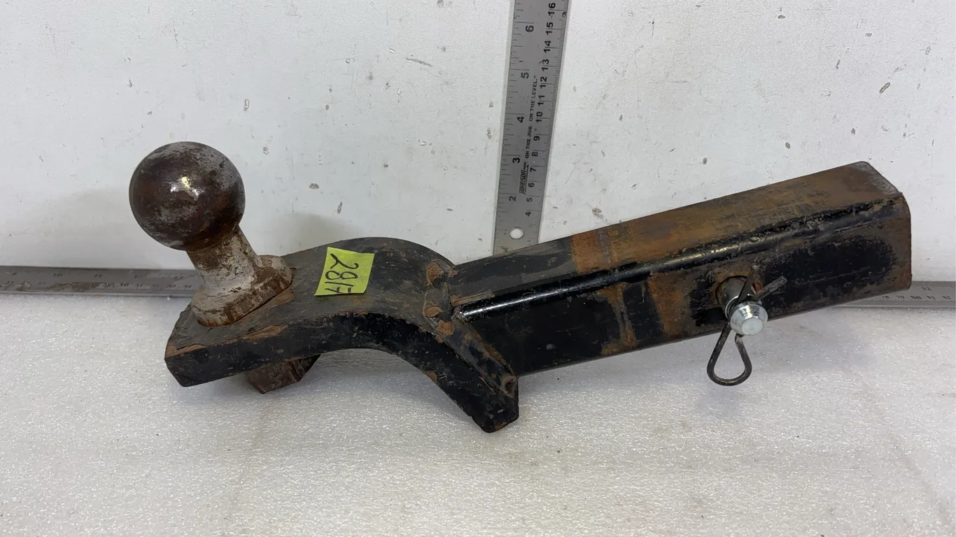 Trailer Hitch w/ Ball Mount, Approx. 14"x7" *Unreserved*