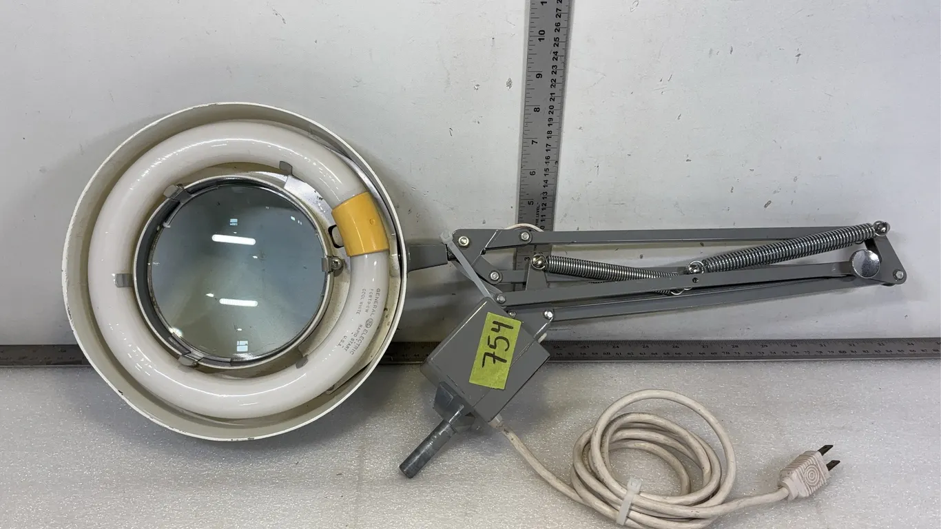 Precision Shop Swing-Arm Magnifying Lamp w/ Built In Magnifying Glass *Unreserved*