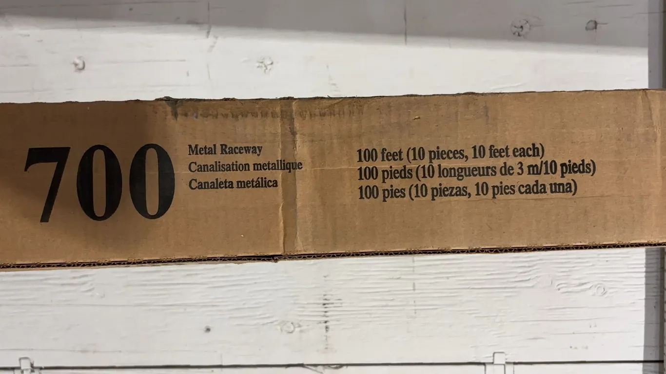 35' Wiremold 700, Approx. 119"x4"x2" *Unreserved*