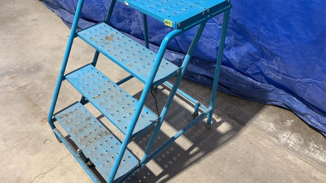 4-Step Rolling Steps, Approx. 35"x26"x37" *Unreserved*