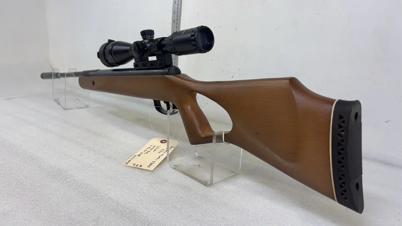 Benjamin Model 33000 .22 Cal Pellet Rifle, w/ Center Point 3-9x40 AOE Scope, w/ Hard Case,( No Pal Required) SN: 517X16427 *Unreserved*