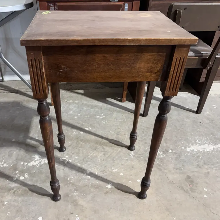 Vintage Wood Side Table Approx. 20'' x 15'' x 31'' *Unreserved*