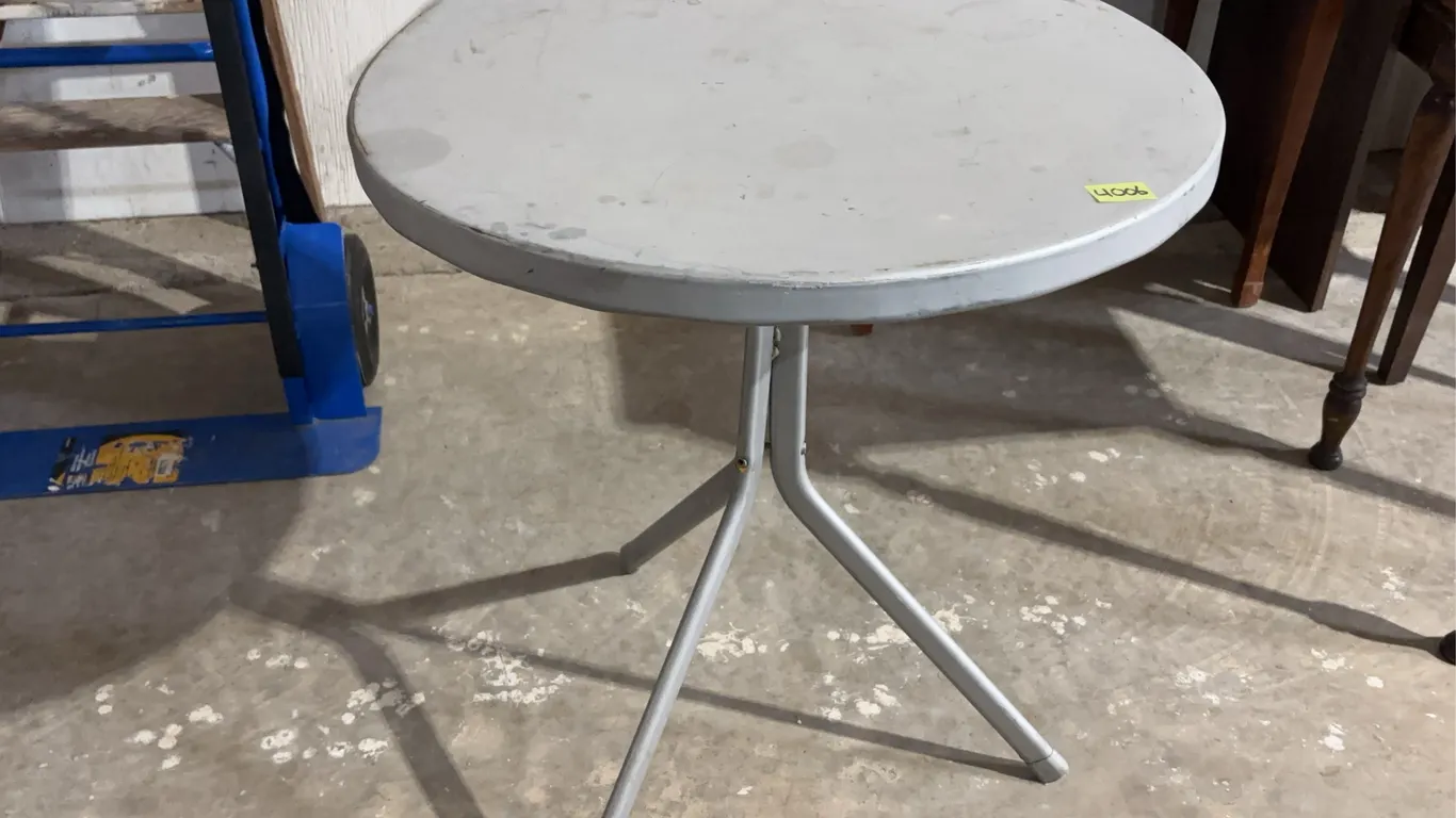 Metal Table Approx. 23'' x 23'' x 28 1/2'' *Unreserved*