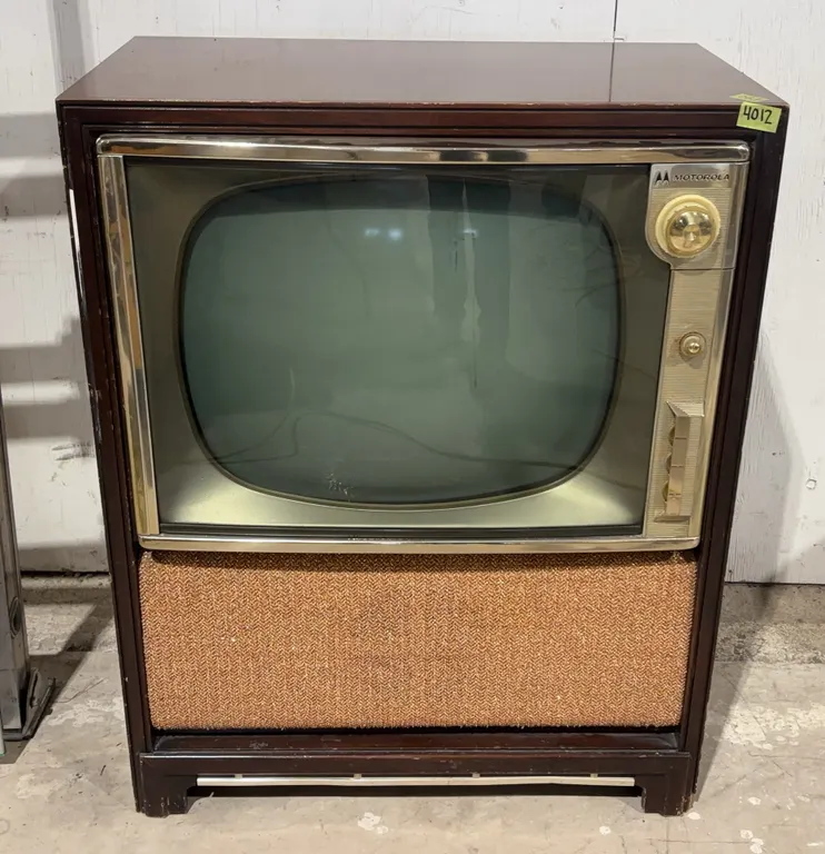 Motorola MCM Tube Television Approx. 18'' x 29'' x 36'' *Unreserved*