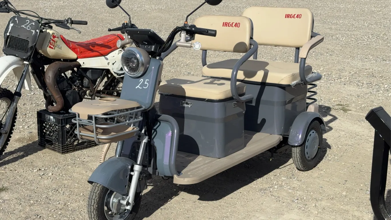 IR Model IRGC40 2 Seater Electric Golf Cart *Unreserved*
