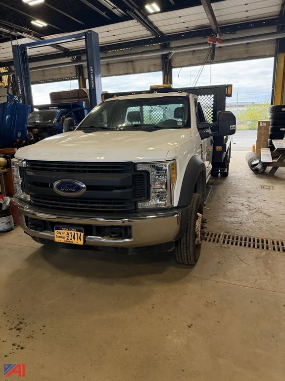 2017 Ford 550 Flatbed Truck w/ Crane
