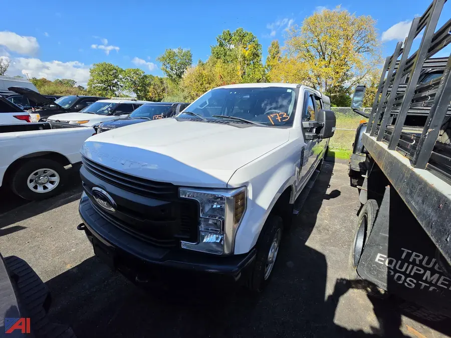 2019 Ford F-350 Super Duty Pickup Truck with Cap (M101)