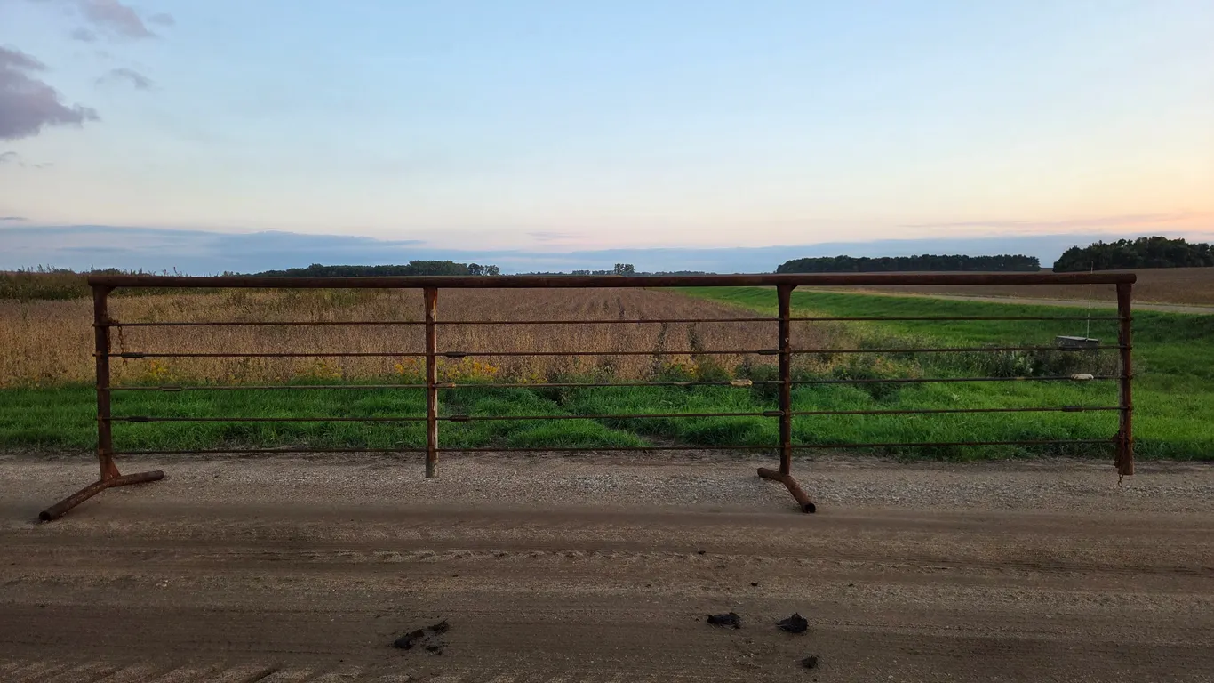 (5) 24’ Free Standing Panels, Chains on Both Ends. This Item is Located in South Dakota, Therefore S