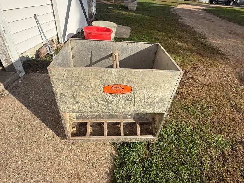 Smidley Steel Feeder, 20 X 30 X 30