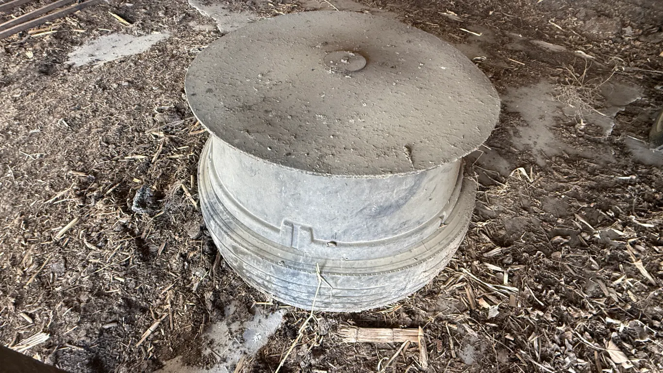 Rubberized Mineral Feeder With Cover, 3-Compartment