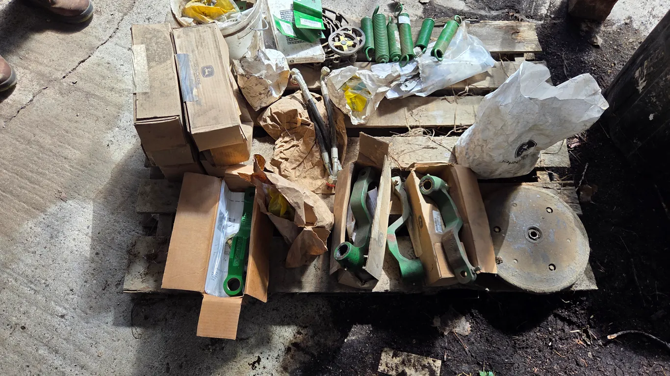 John Deere 7200 and Older Corn Planter Parts, Springs, Scrapers, Chain, Hoses, Bearings, Etc. Buying