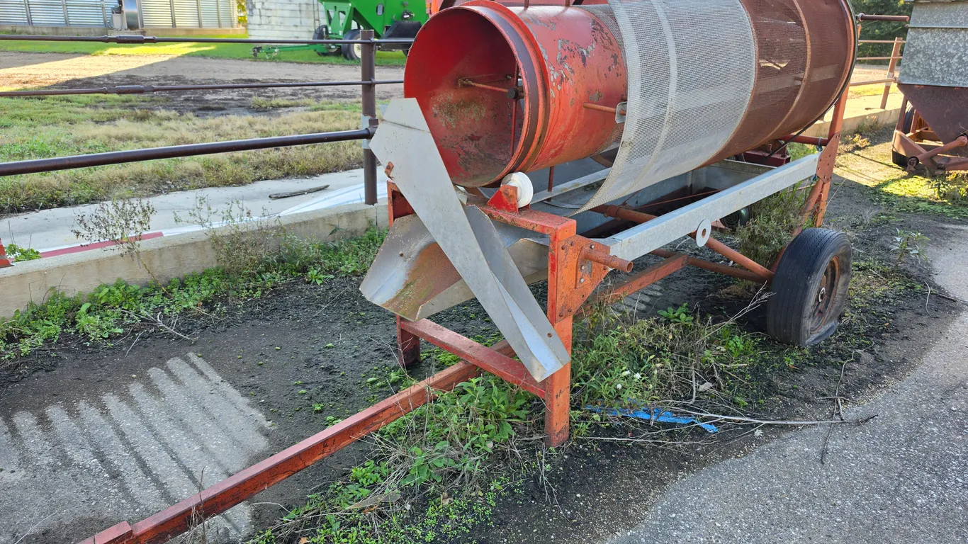 Hutchinson Pull Type Screener, Untested Electric Motor, 15” Tire on 4 Bolt Rims, Auger, Has Not Been