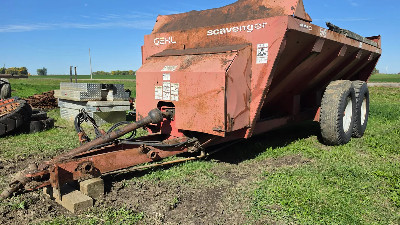 Gehl 1315 Scavenger Side Slinger Manure Spreader, Tandem Axle, Spins, Has Not Been Used in a Number