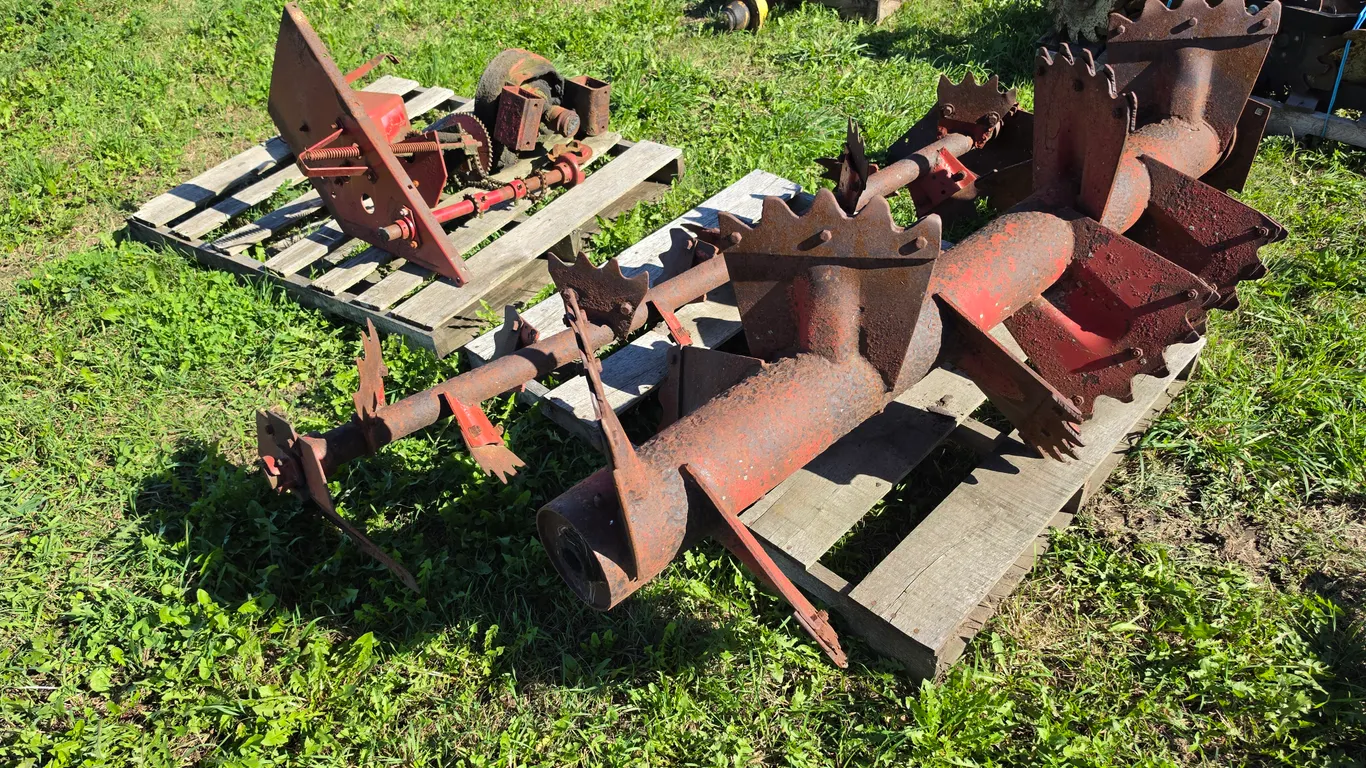 Beaters and Gear Box off Gehl 195 Manure Spreader