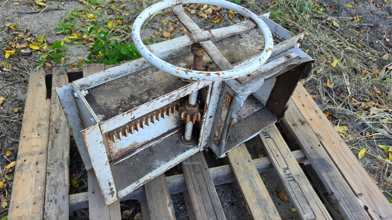 Grain Gate for Hopper Bin, 15 ¼” x 29 ¾”