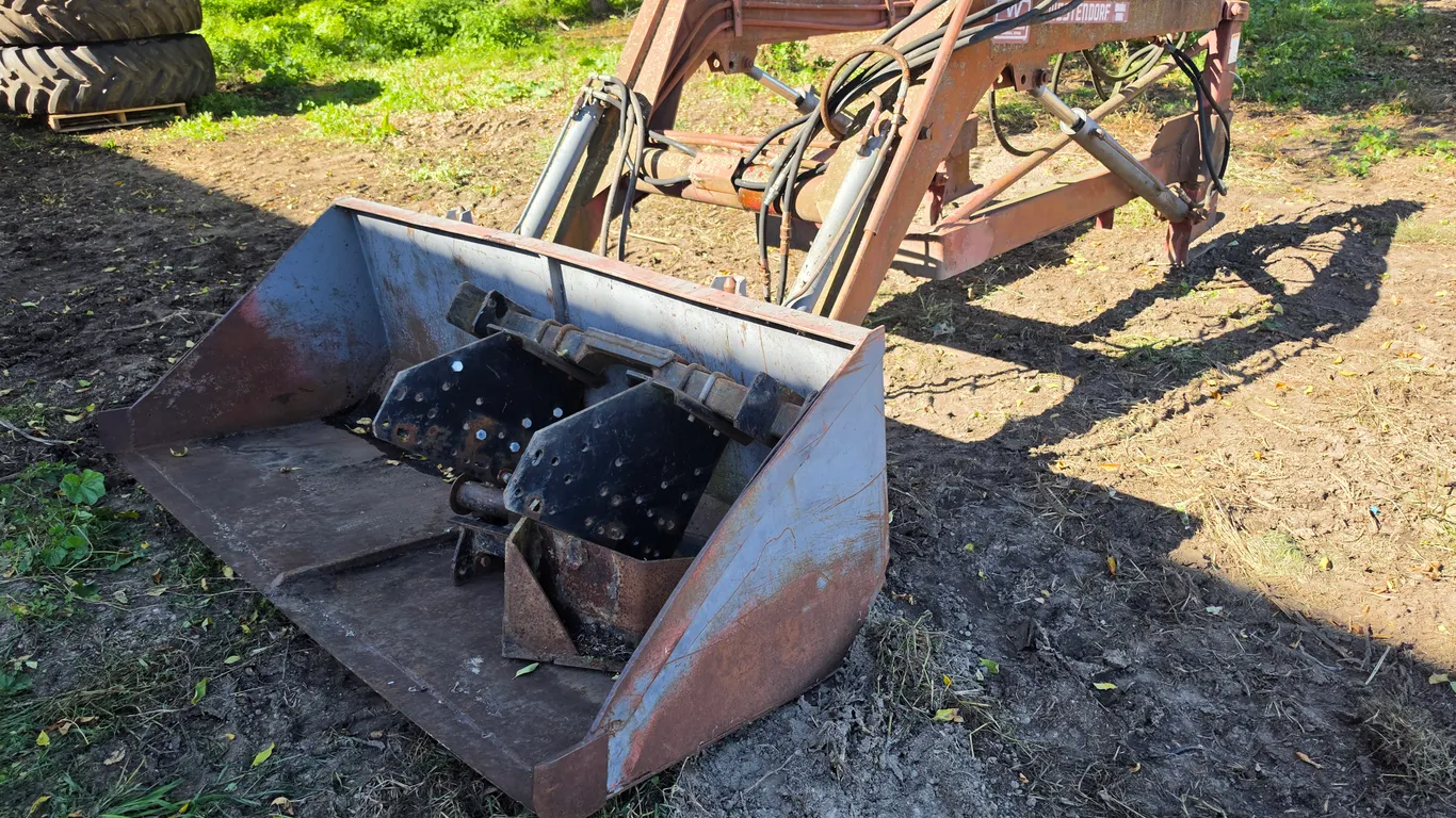 Westendorf WL-40 Loader and Mounts off a John Deere 4020