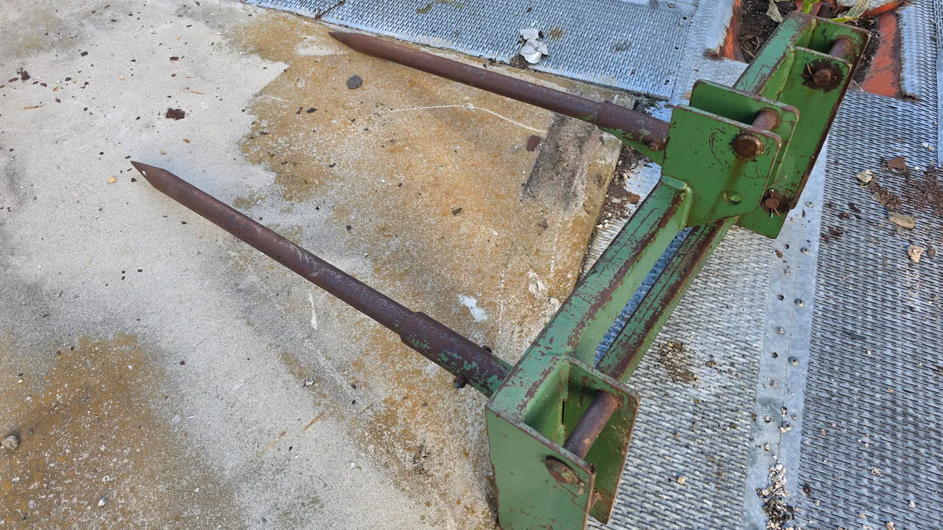 3pt Bale Spear, *Will Also Fit a John Deere 148 Loader Hookups