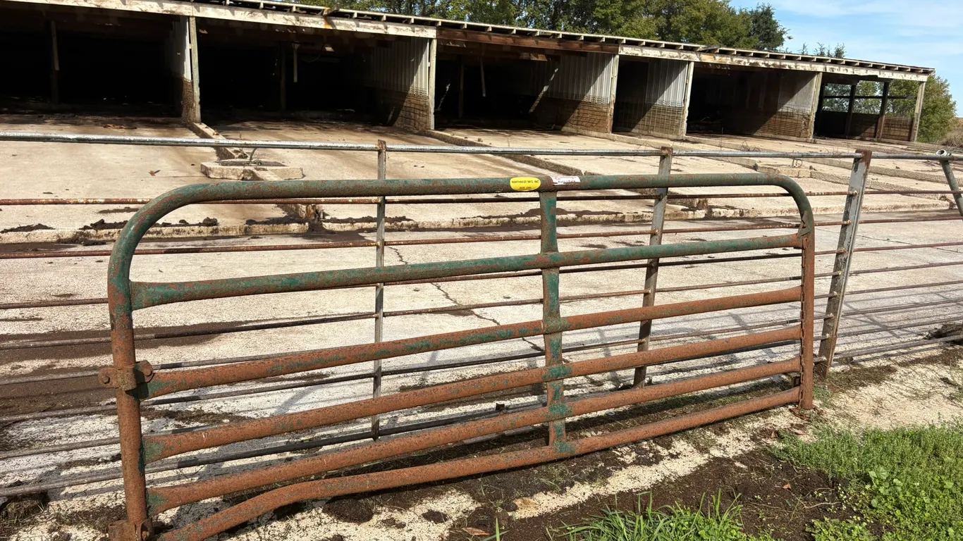 (1) Northwest Mfg Pipe Gate, Approx 8’x35”