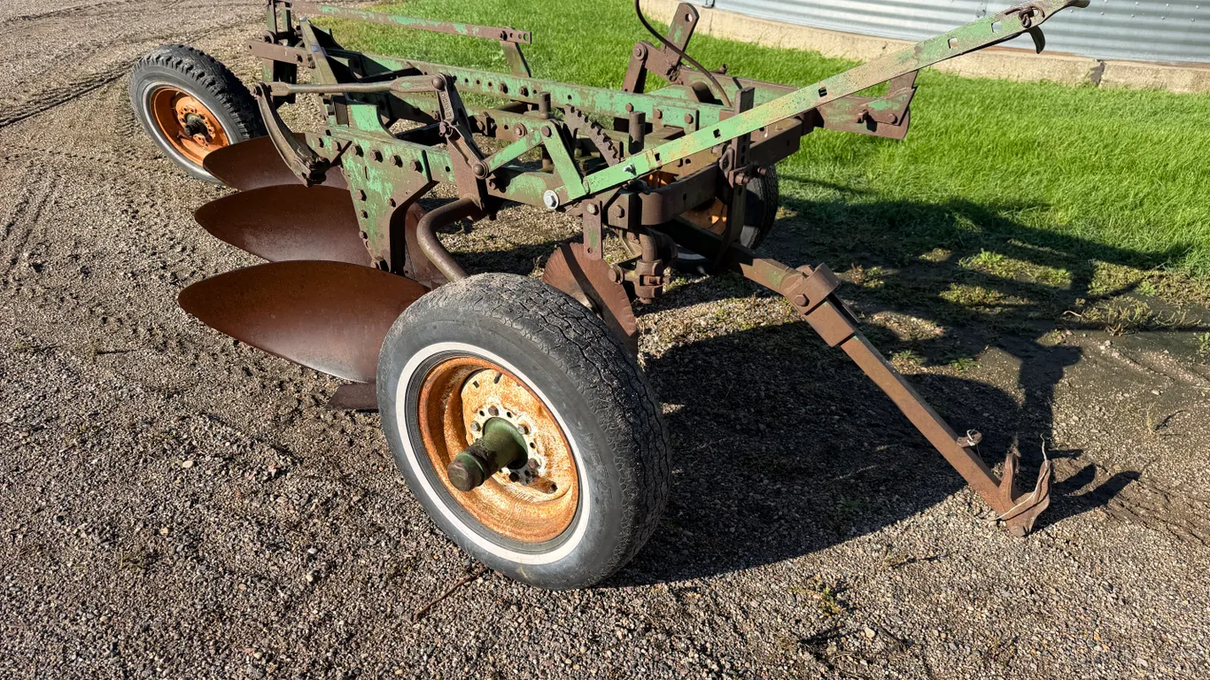 Oliver 3-Bottom Plow, 3-16's, Hydraulic Lift, No Cylinder, Pivot Points Very Worn, Otherwise Functio