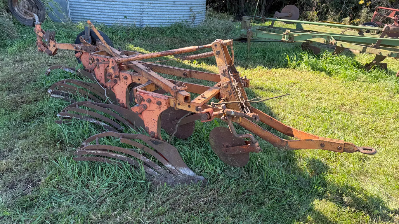 Allis-Chalmers Plow, Bad Tires, No Cylinder, 4-14