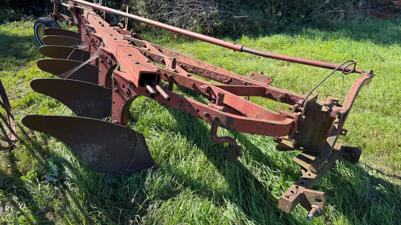 International Model 560 Plow, No Cylinder, 6-16