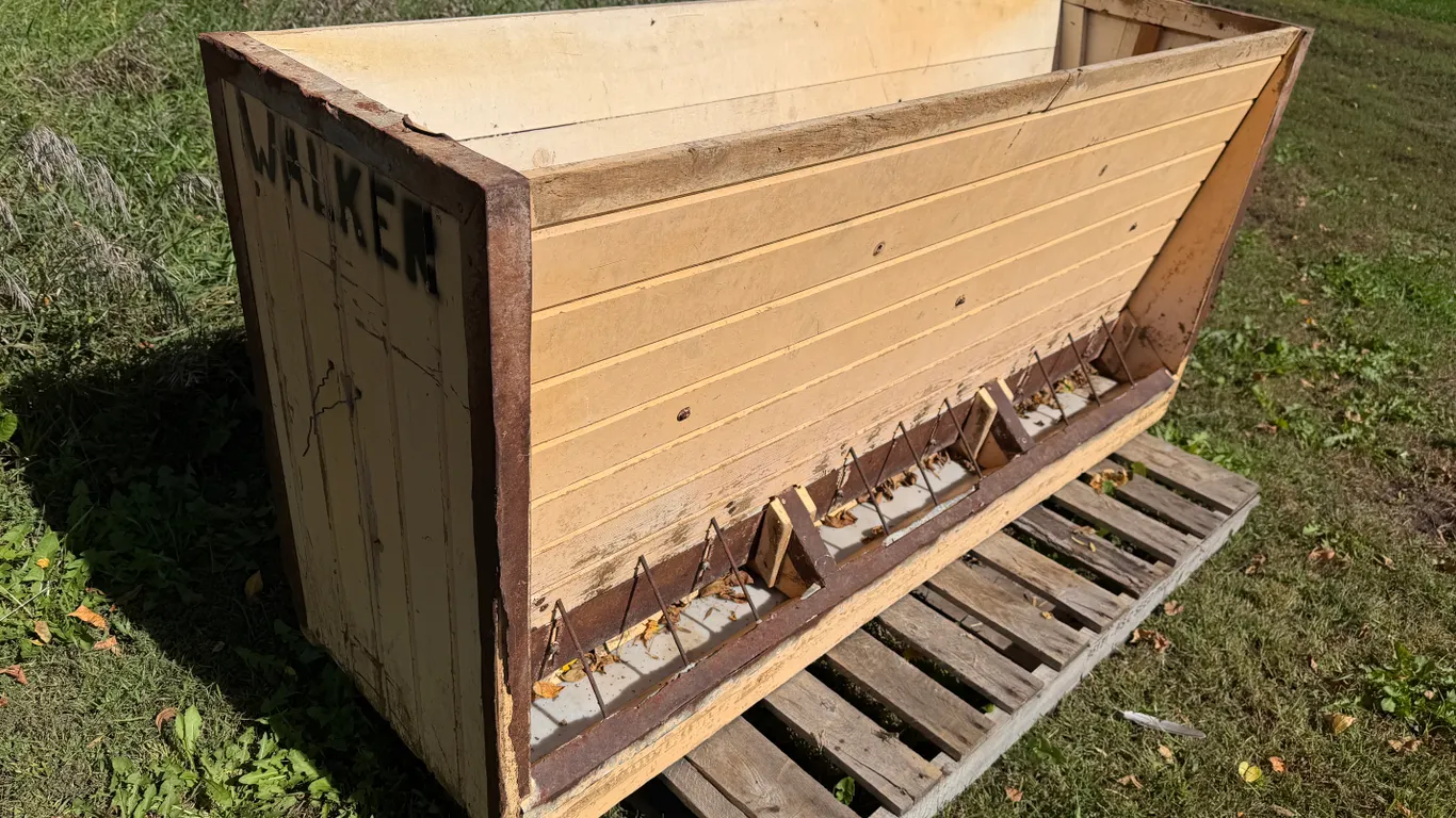 5 ½’ Hog Feeder, Poly Liner On Feed Trough
