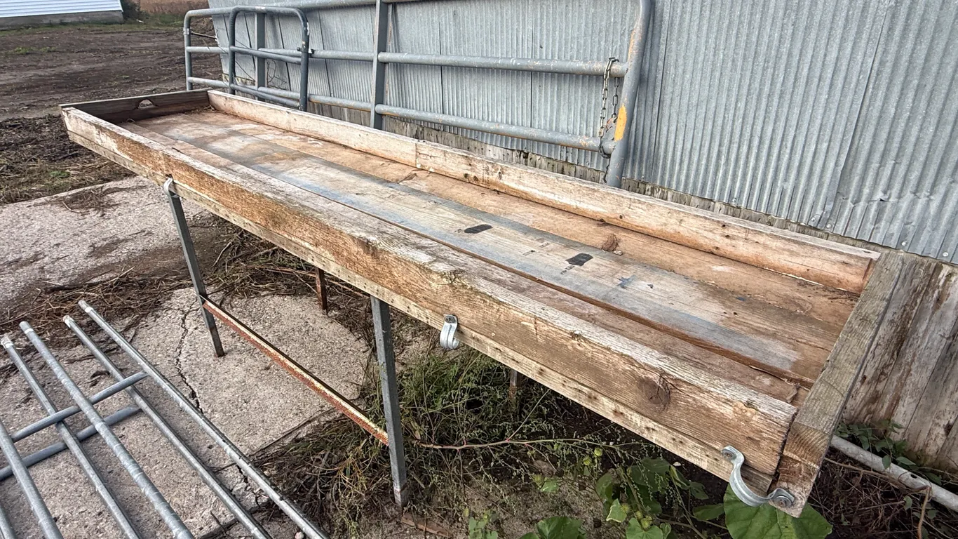 Wood Feed Bunk, 2' X 9' X 4" High On Metal Stand
