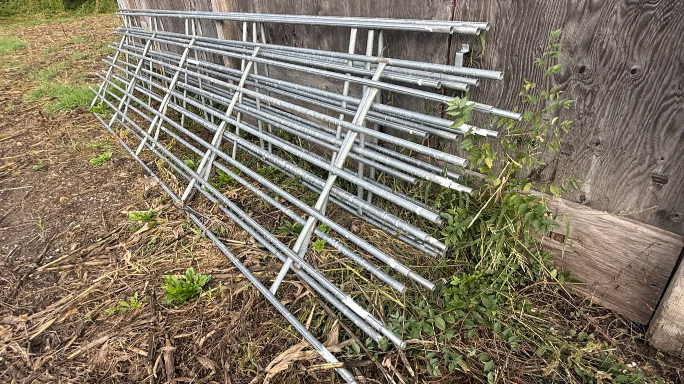 (6) 20 Ft Continuous Fence Panels With Connectors & Brackets
