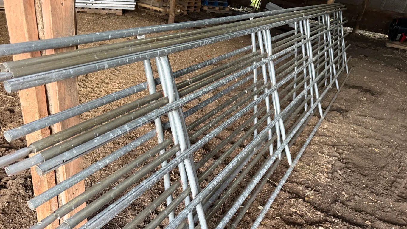 (5) 20 Ft Continuous Fence Panels With Connectors & Brackets