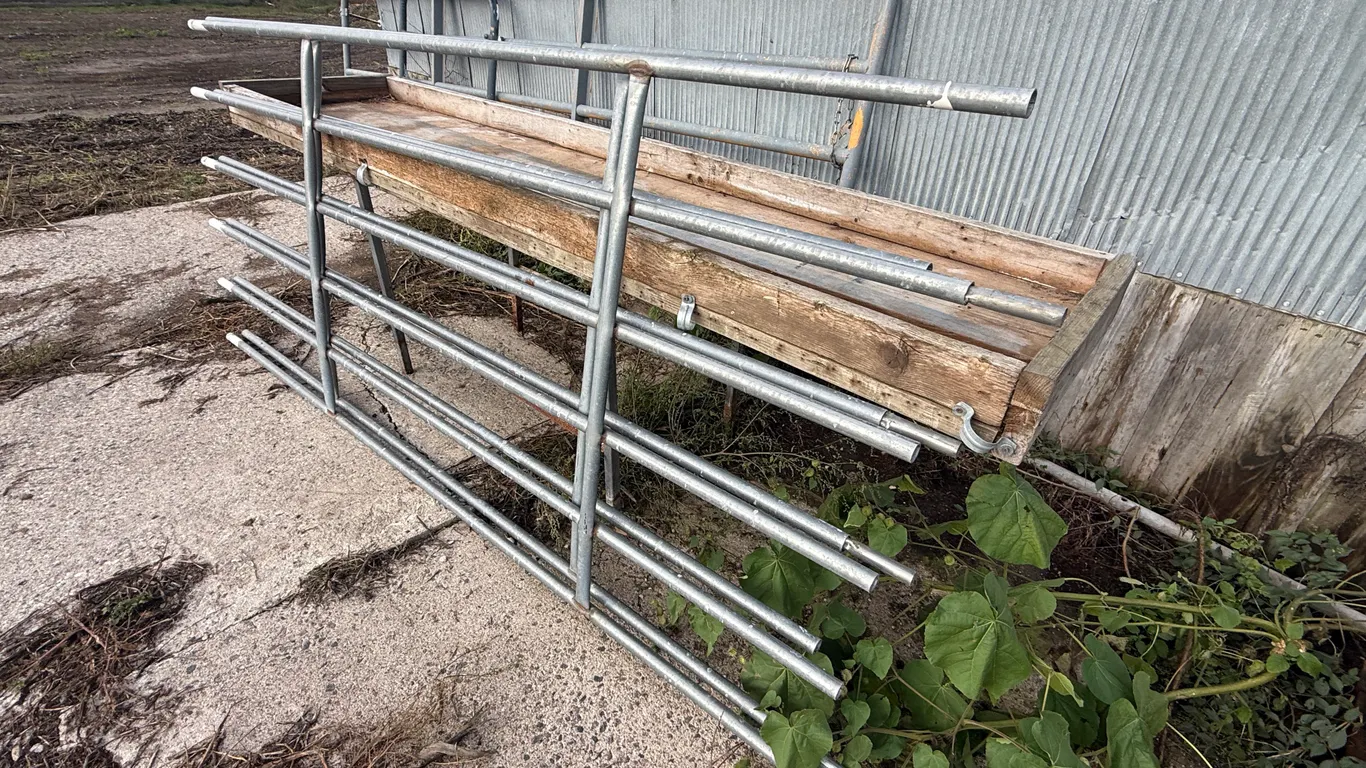 (2) 8 1/2 Ft Continuous Fence Panels