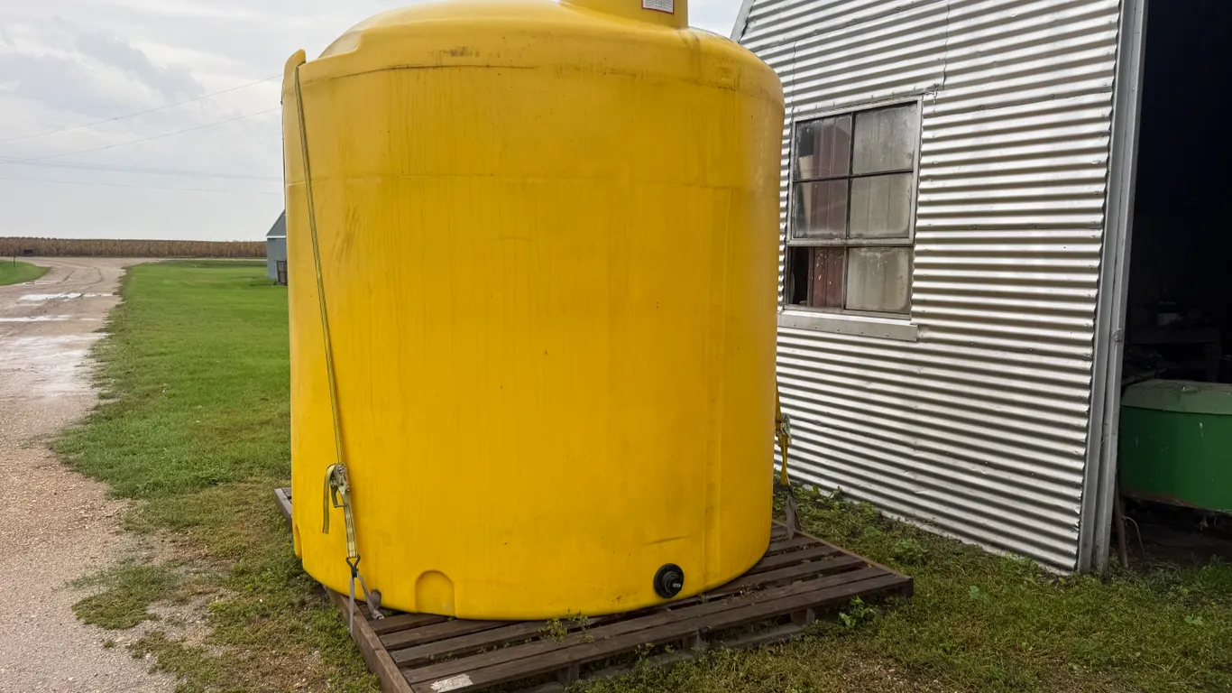 Approx 2200 Gal Poly Tank, Been Used Only For Water, 2" Bung On Bottom