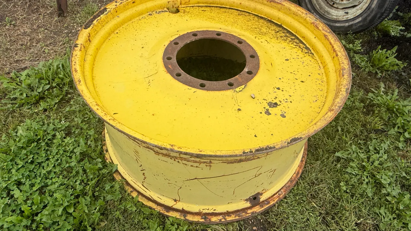 (1) 20.8 X 38 10 Bolt Rim For Duals