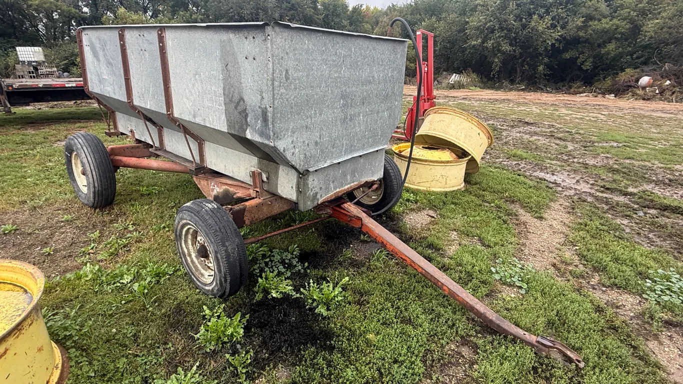 Galvanized Minnesota Model 125 Flare Box With Hydraulic Hoist
