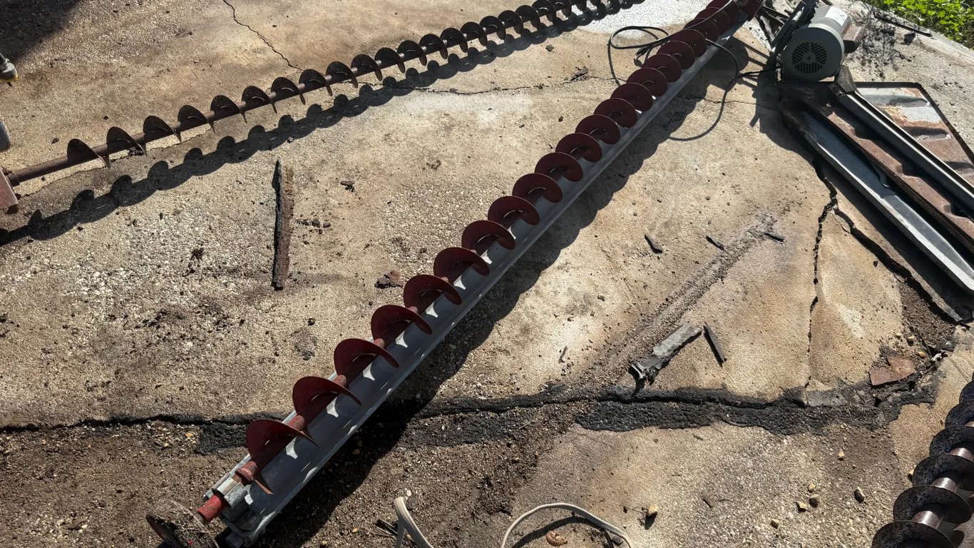 Hutchinson 4" 8 Ft Long Bin Sweep With Electric Motor, Working Order. This Item is Located in South