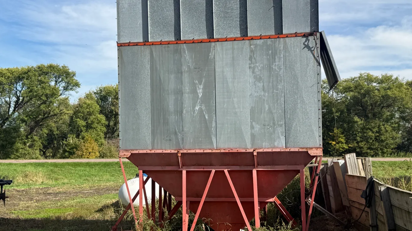 1000 Bushel Holding Bin, 8' X 12', No Transport Wheels