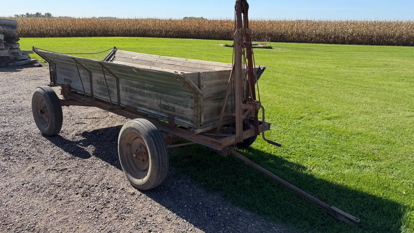 3’ x 10’ Wooden Flare box, Manual Hoist, Steel Lined Floor, 5 Bolt Rims
