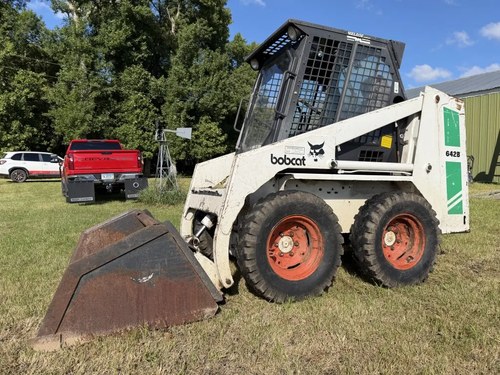 1991 Bobcat 642B Skid Loader, Shows 3,893 Hours, 1,000 LB Rated Operating Capacity, With 4½' Bucket,