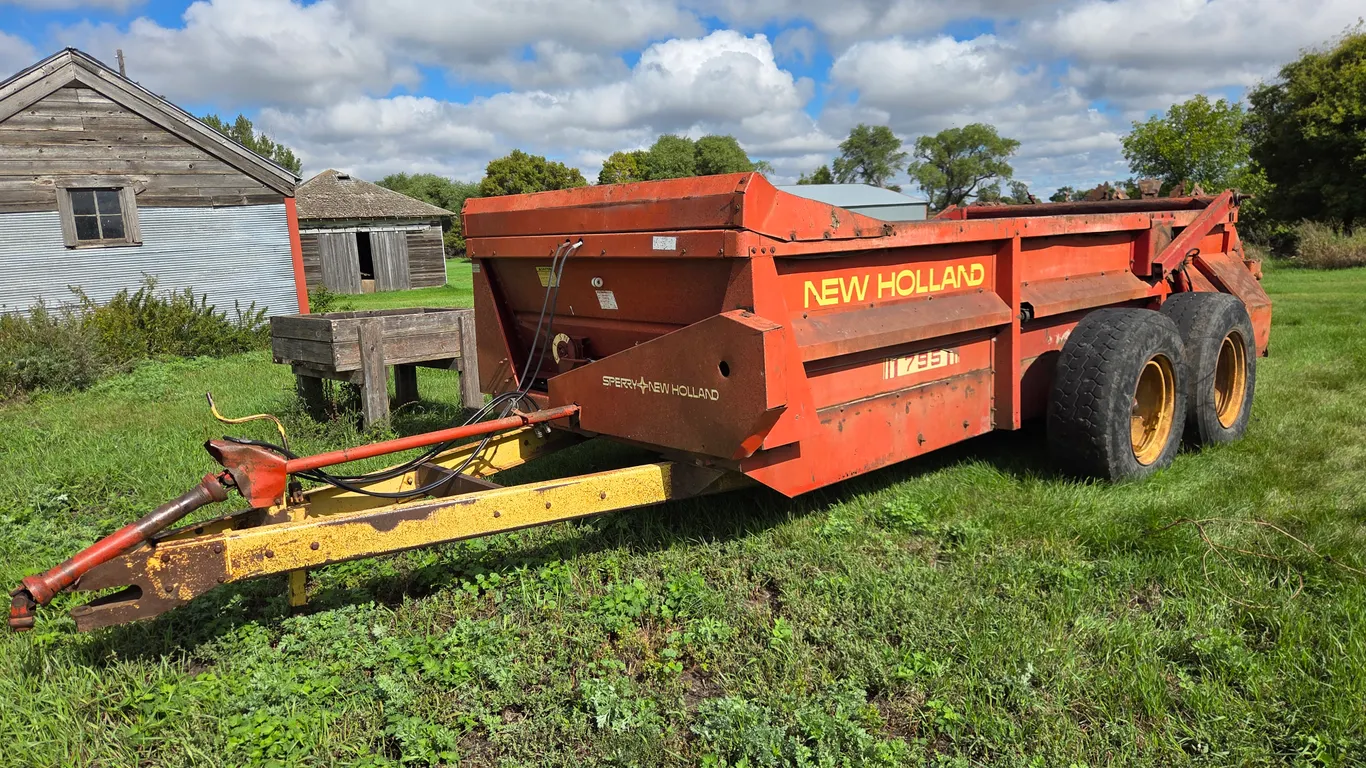 New Holland 795 Manure Spreader, One Owner, Slop Gate, Double Beater, Many New Parts in Spreader and