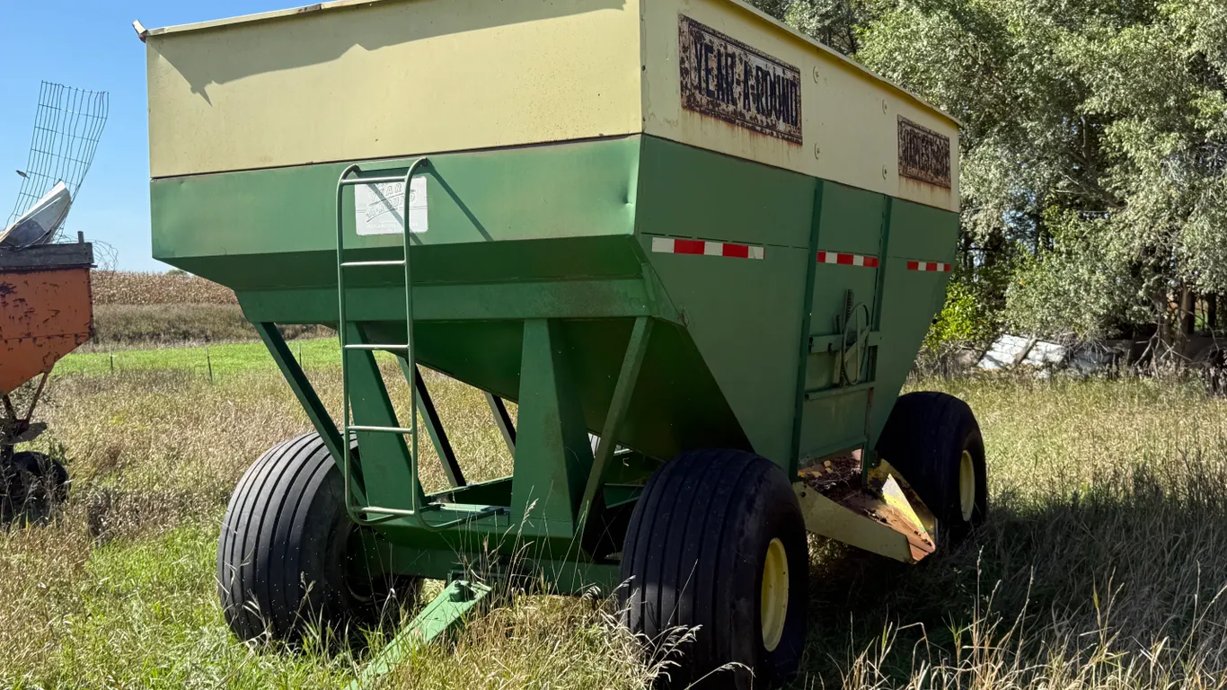 Year-A-Round Harvest Box Gravity Box, 21.5 X 16.1 Tires On 8-Bolt Rims, Extended Hitch