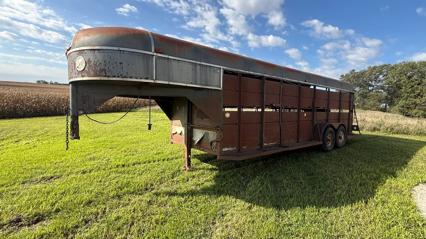 1991 Al-Ray Gooseneck Trailer, 6 1/2 Ft X 22 Ft Long, 1-Compartment Gate, 235/80R16 Tires, 8-Bolt Ri