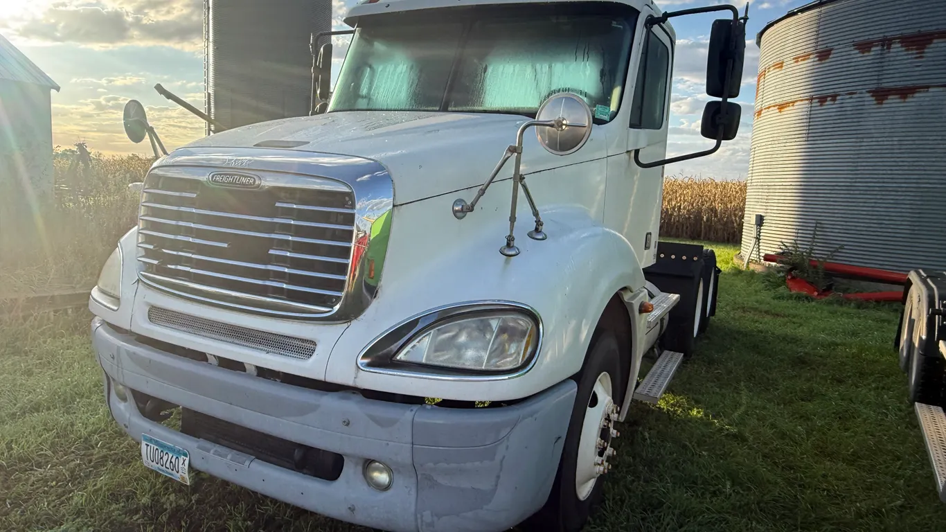 2006 Freightliner Semi Tractor, Day Cab, Detroit Engine, 10-Speed Eaton Transmission, 295/75R22.5 Fr