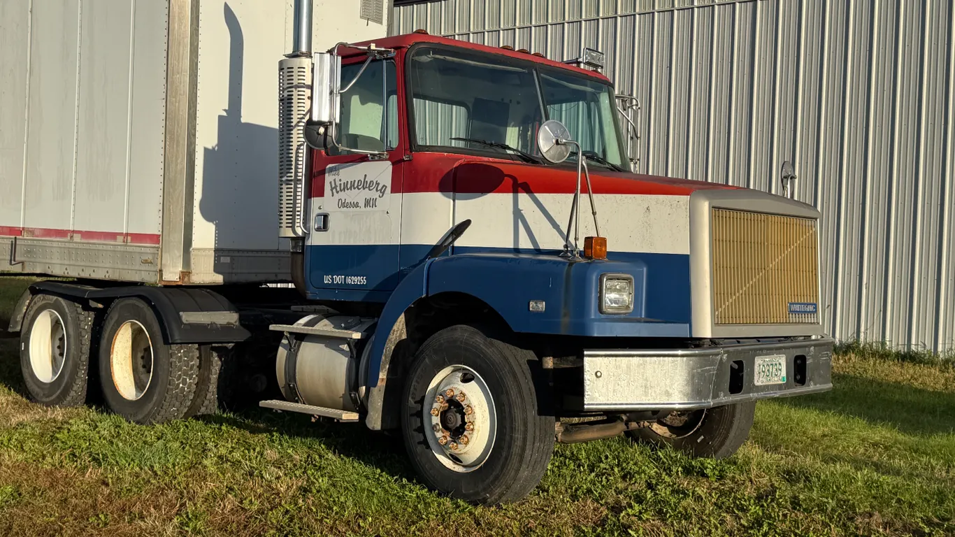 1995 Volvo Semi Tractor, Day Cab, Cummins N14 Engine, 9-Speed Transmission, Adjustable 5th Wheel Pla