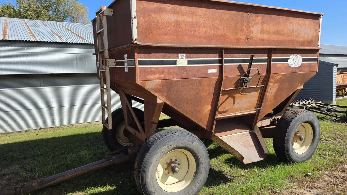 J+M 350-SD Gravity Box, 315/80R22.5 Firestone Tires, Extendable Hitch, Front Ladder, Rear Hitch, SN: