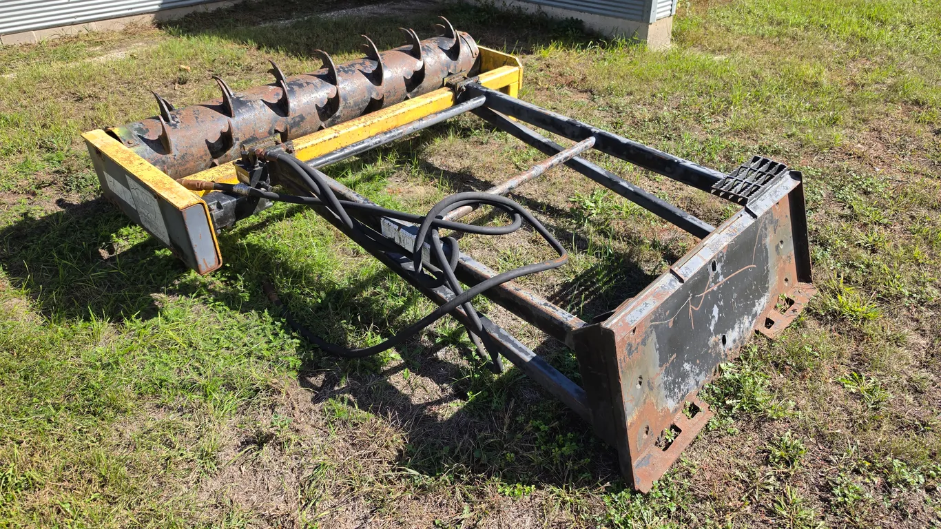 Northern Technologies Hydraulic Skid Loader Silage Pile Facer, 6’ Wide, Universal Skid Loader Hookup